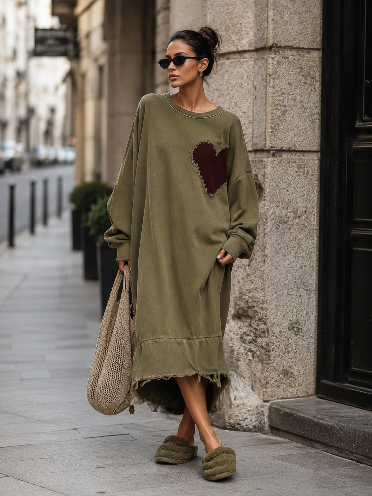Oversized olijfgroene sweatshirtjurk voor dames met hartpatch – Relaxed casual midi-jurk